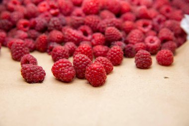 Sağlıklı Gıda ve Organik Pazar İçin Taze Olgun Ahududu Yakın plan