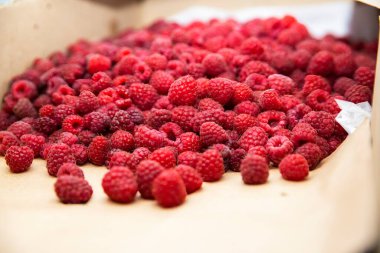 Sağlıklı Gıda ve Organik Pazar İçin Taze Olgun Ahududu Yakın plan