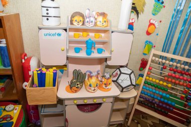 UNICEF 'in desteğiyle Ukrayna' nın Kobeliaky kentindeki bir anaokulundaki bir çocuk oyun odasının editör görüntüsü. Çeşitli eğitici oyuncaklar, mobilyalar ve dekorasyonlar görünür. Fotoğraf 15 Aralık 2024 'te çekildi..