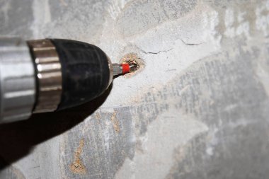  Elektrikli matkap ahşap çivi deliğinde pilot deliği oluşturuyor