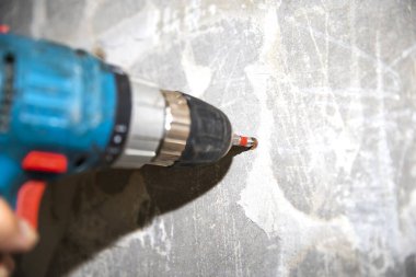  Elektrikli matkap ahşap çivi deliğinde pilot deliği oluşturuyor