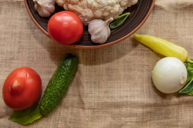 Salatalık, soğan, biber, patates ve yeşil yapraklı sarımsak..