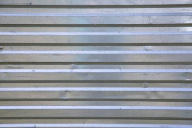 Yatay çıkıntılı ve yıpranmış kaplamalı metal panel.