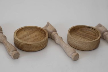 Doğal ahşap kepçeler ve baharatlar için küçük yuvarlak tabaklar ya da beyaz bir masada tuz. Yemek pişirmek, servis etmek veya yemek fotoğrafçılığı için kırsal mutfak gereçleri.