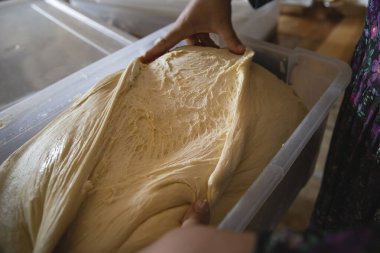 Çiğ hamur havadar, elastik dokuyu gösteriyor, fırın, ekmek yapımı ya da pişirme konseptleri için mükemmel.