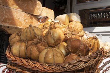 Yerel çiftçilerde çeşitli peynir tekerleklerini ve blokları kapatın. Doğal süt ürünleri geleneksel gıda konsepti.