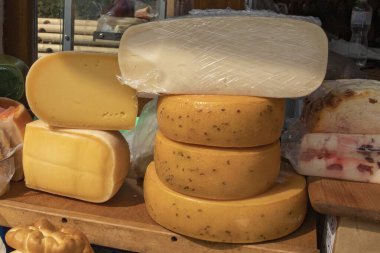 Yerel çiftçilerde çeşitli peynir tekerleklerini ve blokları kapatın. Doğal süt ürünleri geleneksel gıda konsepti.