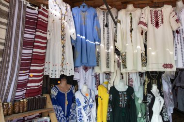 Sadece editörler kullanır. Geleneksel Ukrayna işlemeli gömlek, elbise ve kumaşları 5 Ağustos 2025 'te Ukrayna' daki yerel bir pazarda sergilendi. Ulusal kültür, halk giysileri ve miras kavramı.