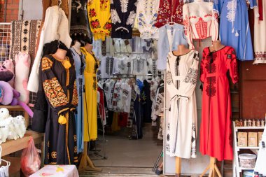 Sadece editörler kullanır. Geleneksel Ukrayna işlemeli gömlek, elbise ve kumaşları 5 Ağustos 2025 'te Ukrayna' daki yerel bir pazarda sergilendi. Ulusal kültür, halk giysileri ve miras kavramı.