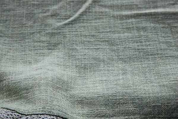 İç tasarım ve zanaat projeleri için yumuşak katlanmış arka planlı yeşil tekstil kumaş dokusunu kapat