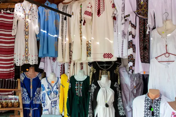 Sadece editörler kullanır. Geleneksel Ukrayna işlemeli gömlek, elbise ve kumaşları 5 Ağustos 2025 'te Ukrayna' daki yerel bir pazarda sergilendi. Ulusal kültür, halk giysileri ve miras kavramı.