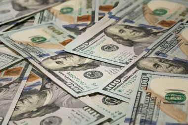 Yüz dolarlık banknotların detaylı görüntüsü. Para, finans, yatırım, ekonomi ve zenginlik kavramı.