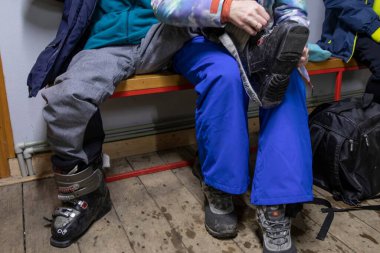 Poltava Ukrayna 'da kayak botları giyerek kayak yapmaya hazırlanan insanlar 15 Ocak 2025 editoryal kullanımı