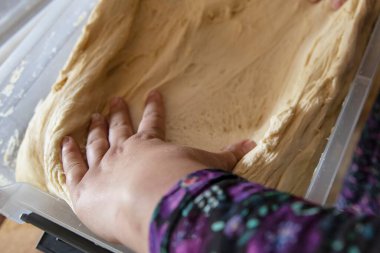 El hamur yoğurma plastik kap ev yapımı pişirme konsepti fırın hazırlama ve geleneksel gıda