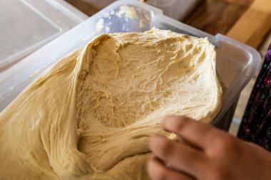 El hamur yoğurma plastik kap ev yapımı pişirme konsepti fırın hazırlama ve geleneksel gıda