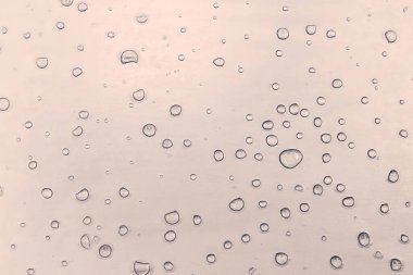 Pürüzsüz yüzeyde su damlalarını kapatın. Ekonomi kavramları, tazelik, saflık ve tasarım dokusu için doğal özgeçmiş.