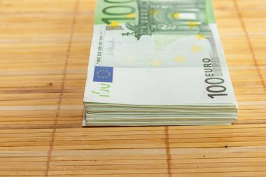 Tahta yüzeye konulan 100 avroluk banknotların kapanışı para tasarrufu iş başarısı ve finansal büyüme kavramı