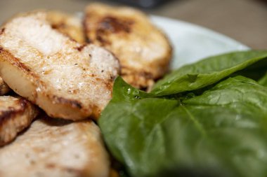 Lezzetli kızarmış domuz dilimleri protein açısından zengin ve dengeli beslenme ve aktif yaşam tarzı için mükemmel. Zindelik öğünü ve enerji besin kavramı.