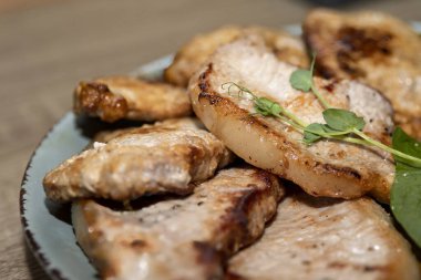 Restoran tasarımı, yemek pazarlaması ve menü kapakları için ideal altın kabuklu ızgara domuz eti dilimleri..