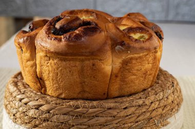 Hasır tezgahına çikolatalı ve peynirli ev yapımı tatlı hamur işi. Ev yapımı pişirme, tatlı ve geleneksel hamur işi kavramı.