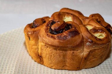 Ev yapımı tatlı hamur tatlısı, çikolata ve peynir dolu. Ev yapımı pişirme, tatlı ve geleneksel hamur işi kavramı.