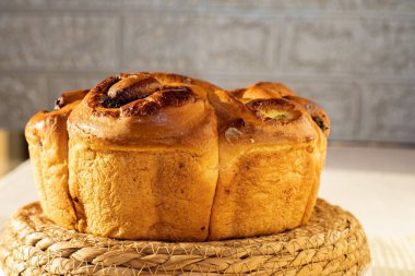 Ev yapımı tatlı hamur tatlısı, çikolata ve peynir dolu. Ev yapımı pişirme, tatlı ve geleneksel hamur işi kavramı.