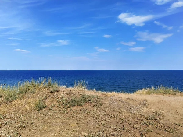 在高高的海滨 有草木和草甸植物的黏土 蓝水上方的地平线清晰 最低限度的照片 乌克兰 — 图库照片