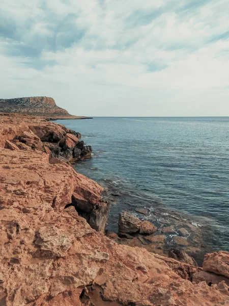 卡沃格里科附近美丽的悬崖和山洞 大石头和清澈的水 Ayia Napa附近的Greco角 塞浦路斯 地中海沿岸 淡色调色板中的秋天海景 — 图库照片