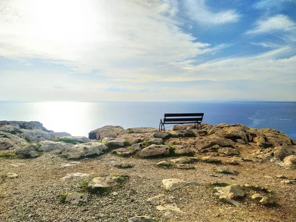 悬崖上的一条空长椅 夏日阳光普照的风景Cavo Greco 塞浦路斯 地中海海岸 Ayia Napa附近的Greco角海景点 放松和宁静的概念 — 图库照片