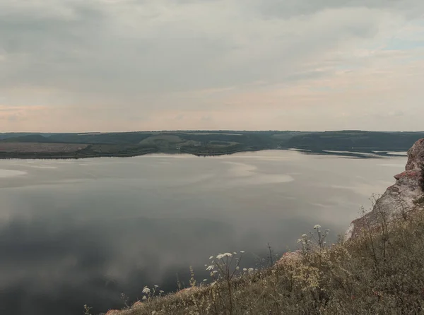 Brzegi Dużej Rzeki Widok Spokojna Gładka Woda Krajobraz Zatoki Bakota — Zdjęcie stockowe