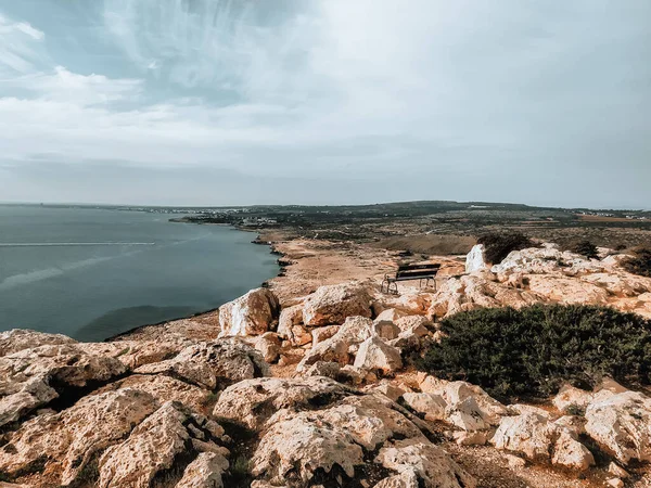 Cavo Greco View Point Cyprus Ayia Napa 在海面上方的悬崖上的长椅 地中海沿岸秋季景观 放松和宁静的概念 — 图库照片