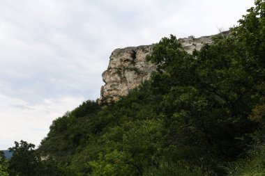 Uçurumun tepesinde, uçurumun önünde. Dağ kayasının bir parçası. Dinyester Nehri üzerindeki Bakota Körfezi manzarası, Ukrayna.