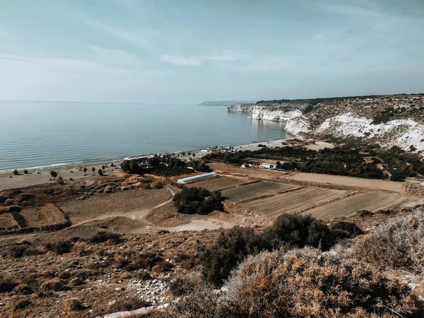 高耸在海面之上的悬崖 东塞浦路斯的洛基海岸 地中海沿岸 秋天的海洋景观 色彩柔和苍白 美丽的目的地 — 图库照片