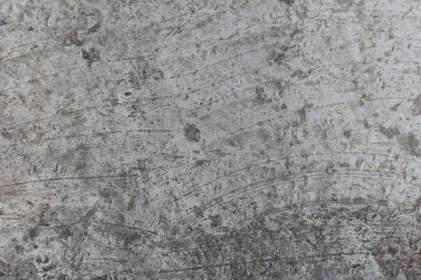 Çatlakları ve çizikleri olan beton bir duvar dokusu. Eski beton duvar, soyut arka plan. Gri palette minimum şehir fotoğrafı. Tasarımlarınıza kolayca derinlik ve organik doku ekleyin.