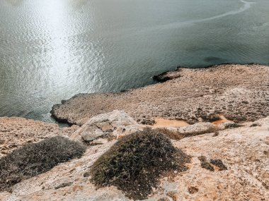 Kayalıklardan deniz manzarası. Sonbahar soluk deniz manzarası. Kıbrıs, Akdeniz kıyısı. Kaya kıyısı ve temiz su. Ayia Napa yakınlarındaki Cape Greco bakış açısı.