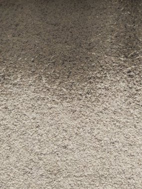 Beton yüzey arka planı. Çatlaklar ve çiziklerle dolu alçı bir duvar. Ayrıntılı grunge dokusu, dikey yönelim. Minimum fotoğraf arkaplanı. Tasarımlarınıza kolayca derinlik ve organik doku ekleyin.