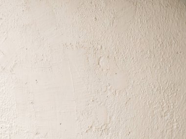 Eski duvar beyaza yakın plan boyanmış. Alçıdan duvar dokusu. Soyut arkaplanı aydınlat. Kısa bir fotoğraf ve mesaj için yer var. Tasarımlarınıza kolayca derinlik ve organik doku ekleyin.