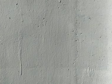 Çatlaklar ve çiziklerle yıpranmış gri duvar arkaplanı. Eski alçılı bir yüzeyin Grunge dokusu. Minimum arkaplan fotoğrafı. Tasarımlarınıza kolayca derinlik ve organik doku ekleyin.