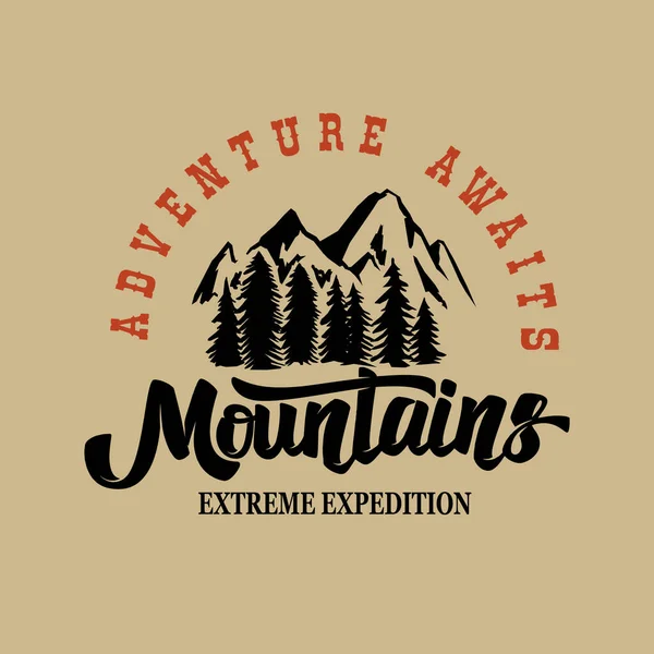 冒険が待っている 文字で山のイラスト ポスター カード バナー Tシャツのデザイン要素 ベクターイラスト — ストックベクタ
