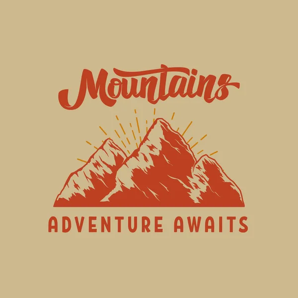 冒険が待っている 山の風景のヴィンテージイラスト ポスター カード バナー エンブレム サインのデザイン要素 ベクトルイラスト ベクターイラスト — ストックベクタ