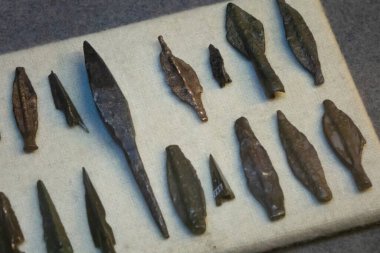 Kral 1. Ferdinand Ulusal Askeri Müzesi, Bükreş, Romanya. Antik bronz mızrak ve ok başları
