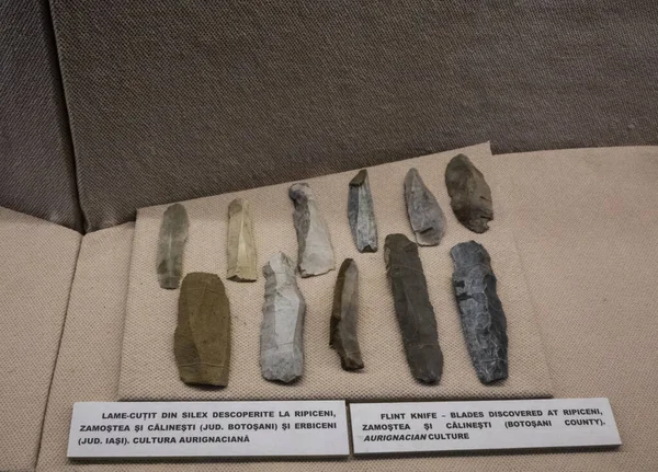 ルーマニアのブカレストにあるフェルディナンド1世国立軍事博物館 古代の石の矢頭 — ストック写真