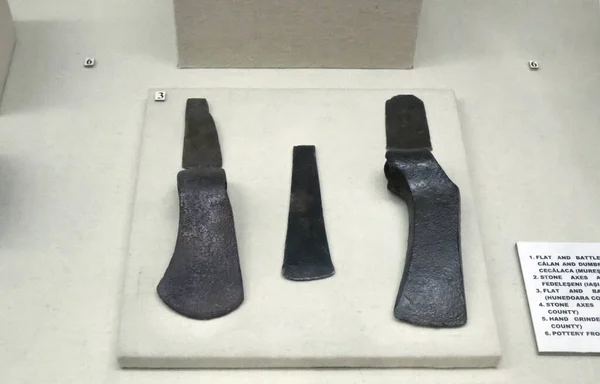 ルーマニアのブカレストにあるフェルディナンド1世国立軍事博物館 古代青銅製斧 — ストック写真