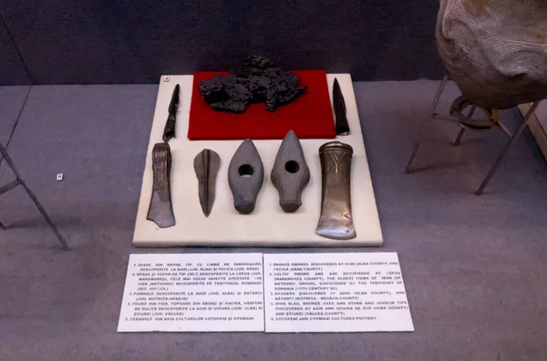 ルーマニアのブカレストにあるフェルディナンド1世国立軍事博物館 古代青銅製斧 — ストック写真