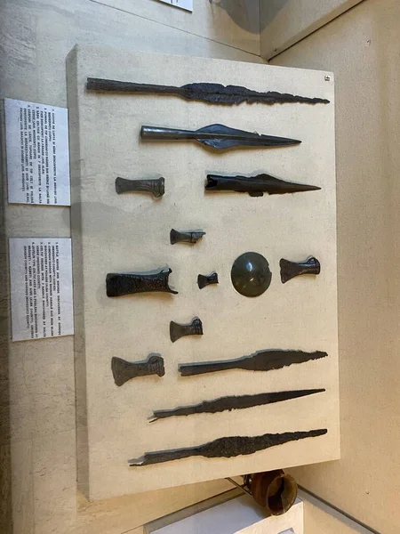 ルーマニアのブカレストにあるフェルディナンド1世国立軍事博物館 青銅製の古代槍と矢頭 — ストック写真