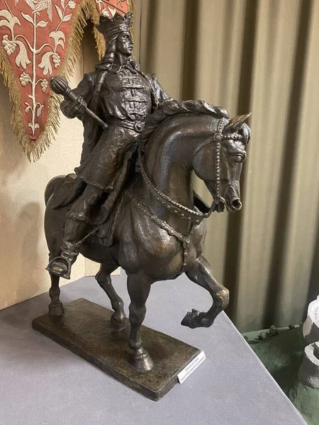 ルーマニアのブカレストにあるフェルディナンド1世国立軍事博物館 馬に乗ってルーマニア王の像 — ストック写真