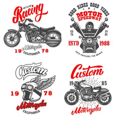 Yarışçı amblemleri. Kanatlı motosiklet kaskı, motosiklet, motosiklet iskeleti. Logo, etiket, işaret, amblem, poster ve tişört için tasarım elemanı. Vektör illüstrasyonu