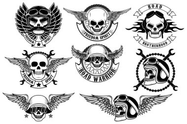 Motosiklet kulübü etiketleri şablonları kümesi. Kanatlı motosiklet kasklı kafatasları. Logo, etiket, amblem, işaret, rozet için tasarım öğeleri. Vektör çizimleri.