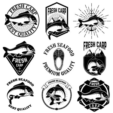 Taze sazan etiketleri, amblem ve tasarım öğeleri kümesi. Sazan Balık tutma. Logo, amblem, etiket işareti için öğe tasarlayın. Vektör çizim.