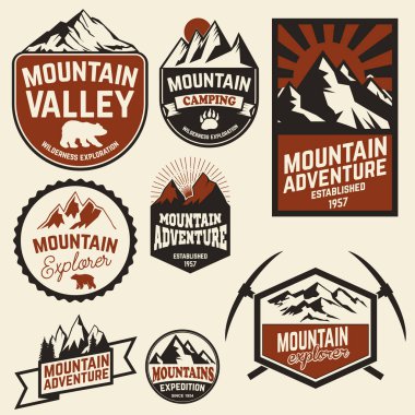Yürüyüş, dağlar arama etiketleri ve Amblemler. Vektör çizim.